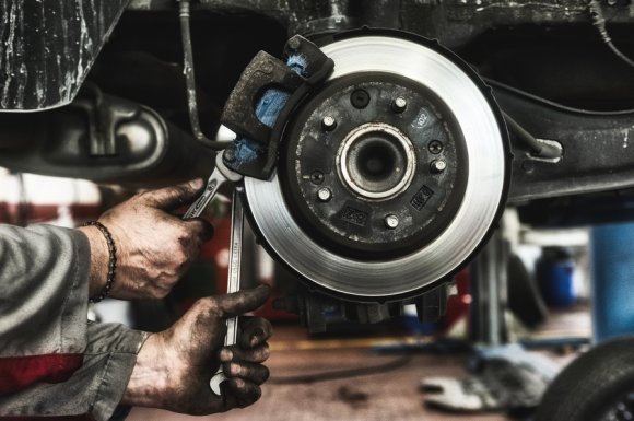 Remplacement plaquettes de frein à Condamine. ALB Automobiles Renault